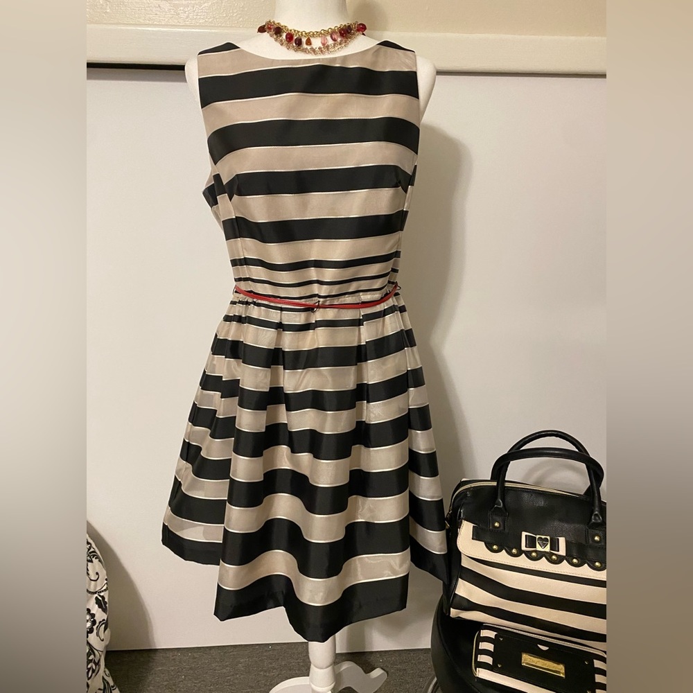 Classy Taylor Dress, the perfect Spring/Summer Outfit!